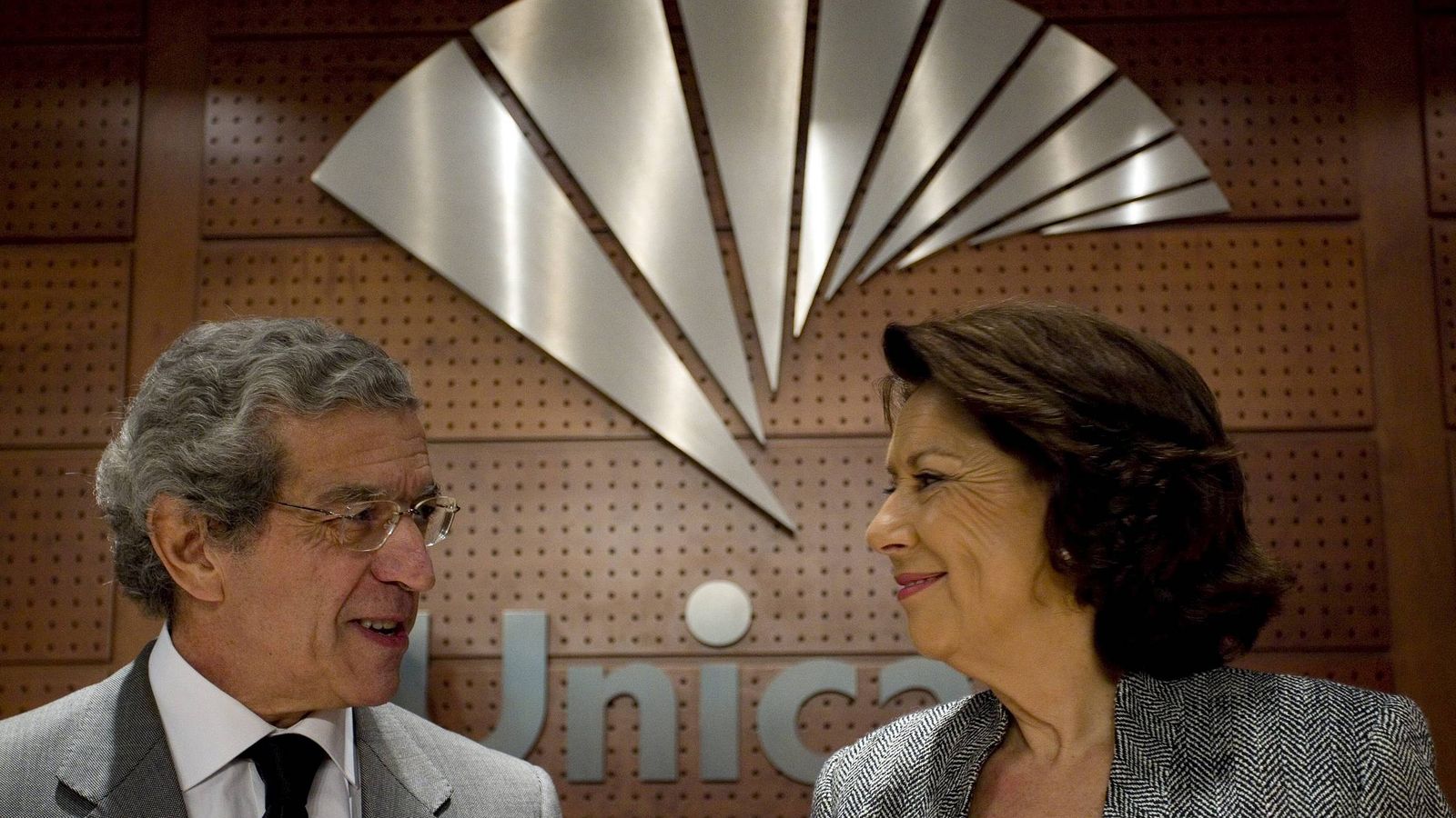 Foto: Braulio Medel, presidente de Unicaja, junto a la vicepresidenta del BEI, Magdalena Álvarez (EFE)