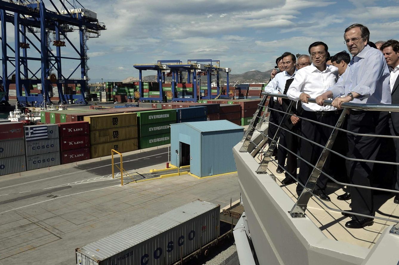 El primer ministro griego Antonis Samaras y el premier chino Li Keqiang en el puerto del Pireo, dos de cuyas tres terminales son propiedad de una empresa china, en 2014. (Reuters)