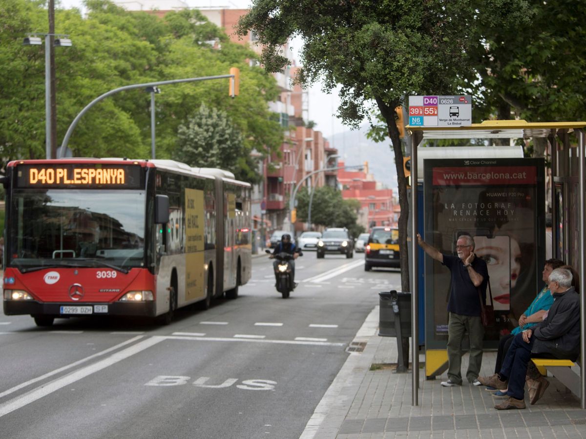 Foto: Imagen de archivo de un autobús urbano de TMB en Barcelona (EFE)