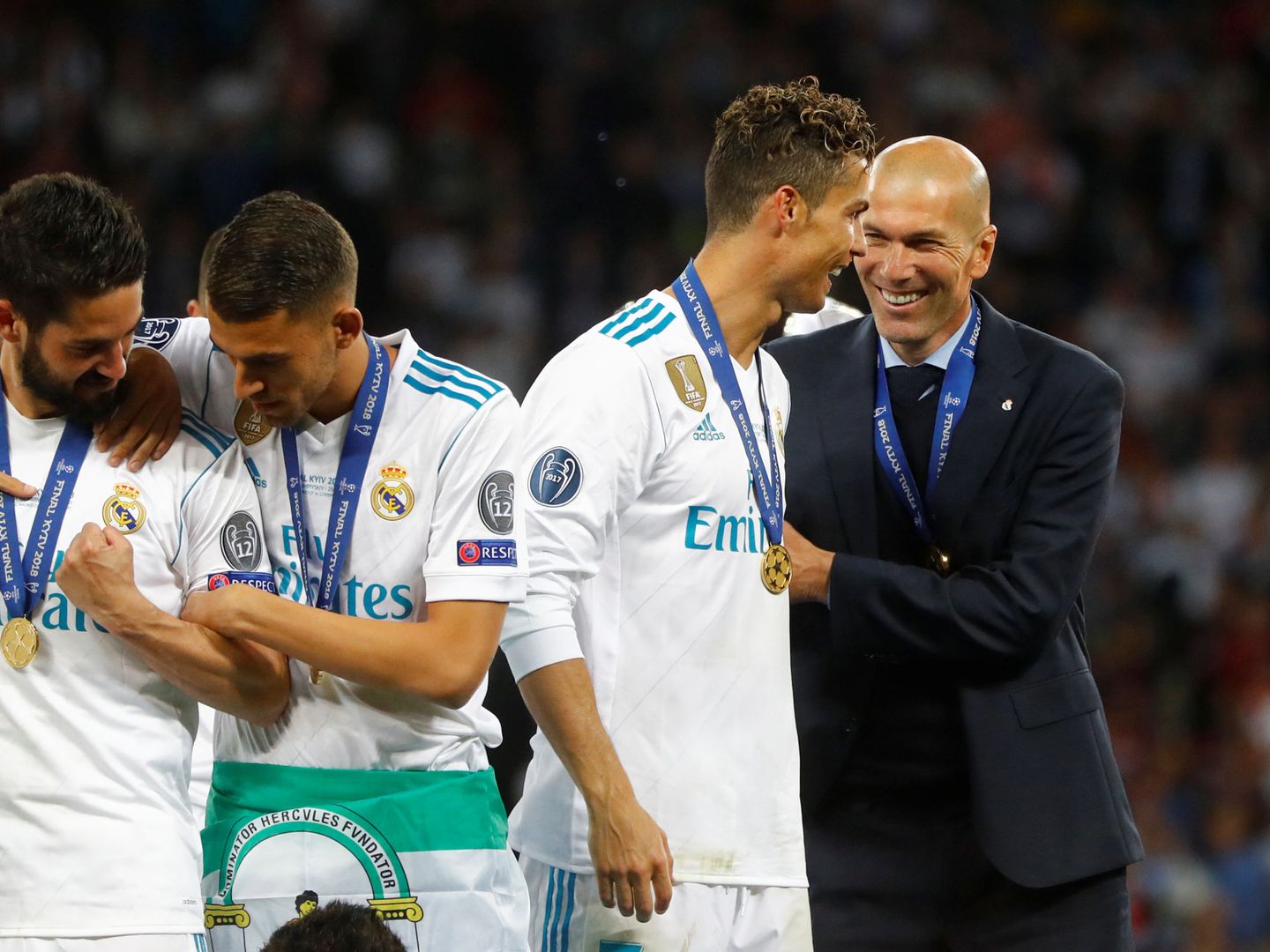 Cristiano Ronaldo y Zidane, sonrientes, en Kiev tras ganar la Champions. (EFE)