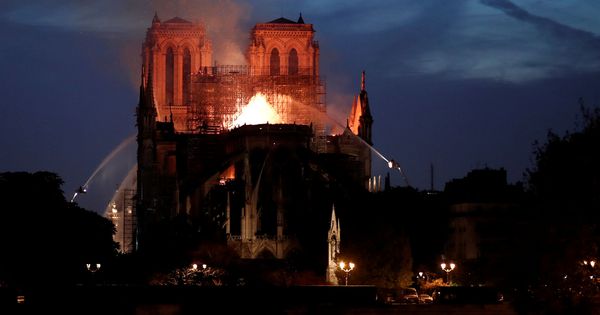 Foto: Bomberos trabajan en la extinción del incendio de Notre Dame. (Reuters)