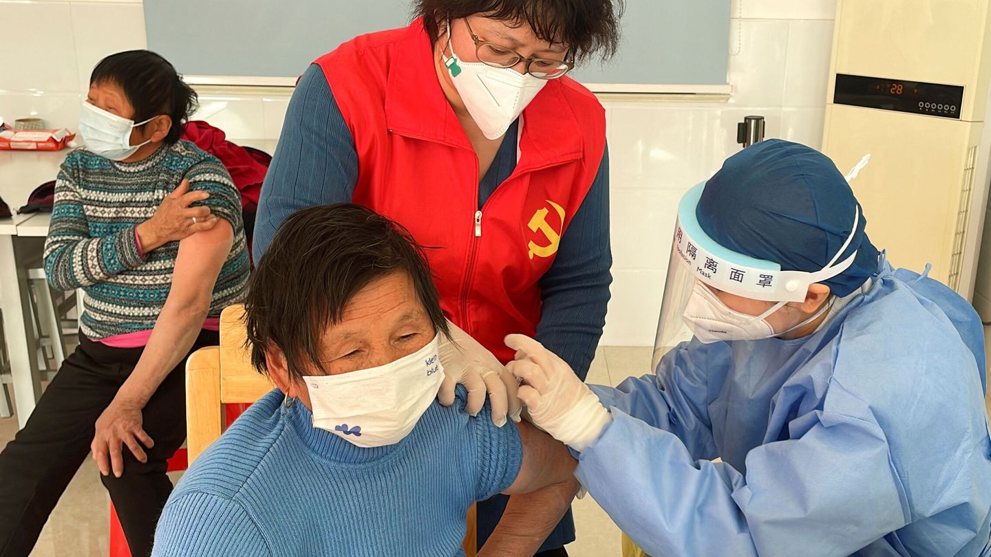Vacunación en China. (Reuters)