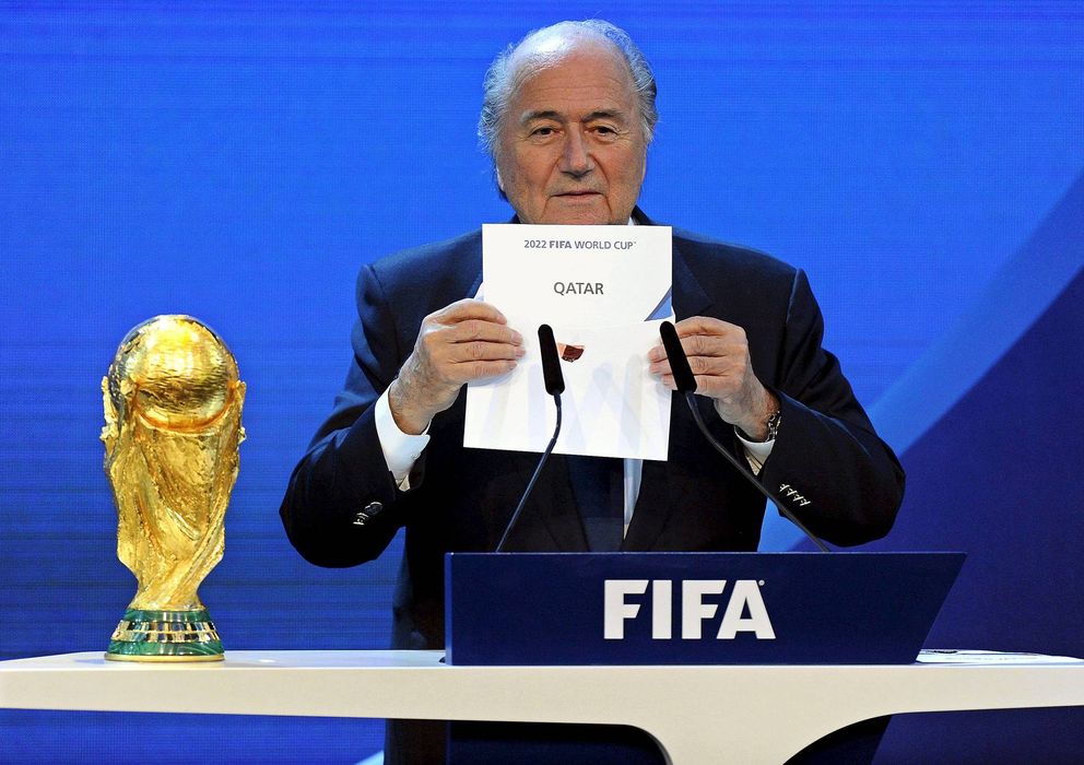 Foto: El presidente de la FIFA, Joseph Blatter, tras elegir a Qatar como sede del Mundial de 2022.