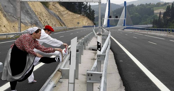 Foto: Dos bailarines estiran antes del acto de apertura del tramo Arrasate-Eskoriatza de la Autopista AP-1. (EFE)
