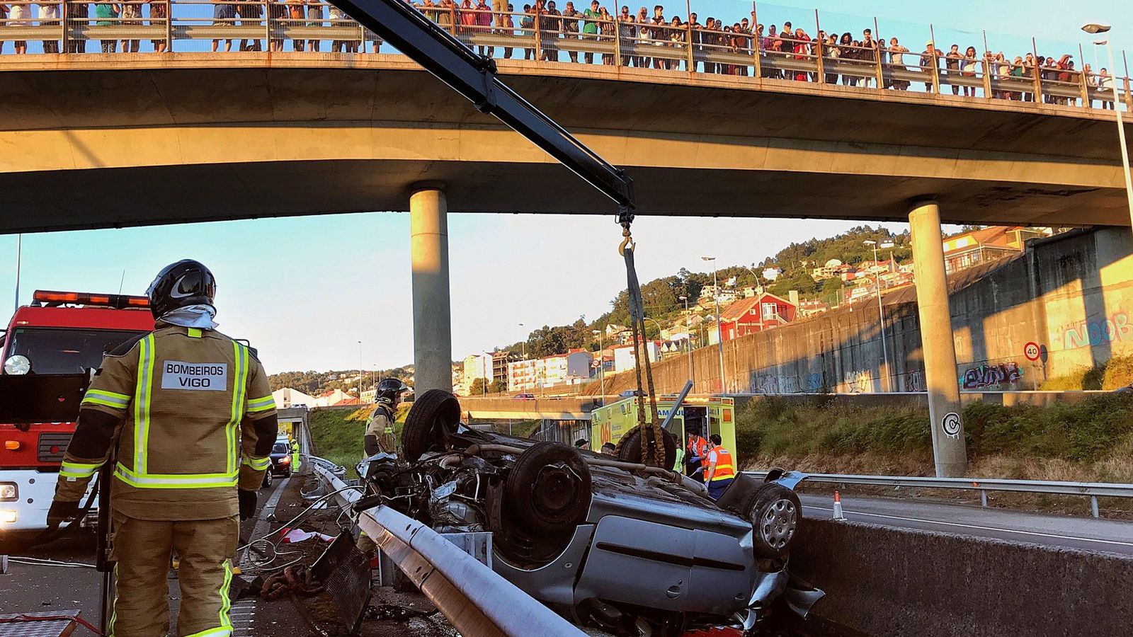 Foto: Bomberos en la autopista AP-9 tras el accidente. (EFE)