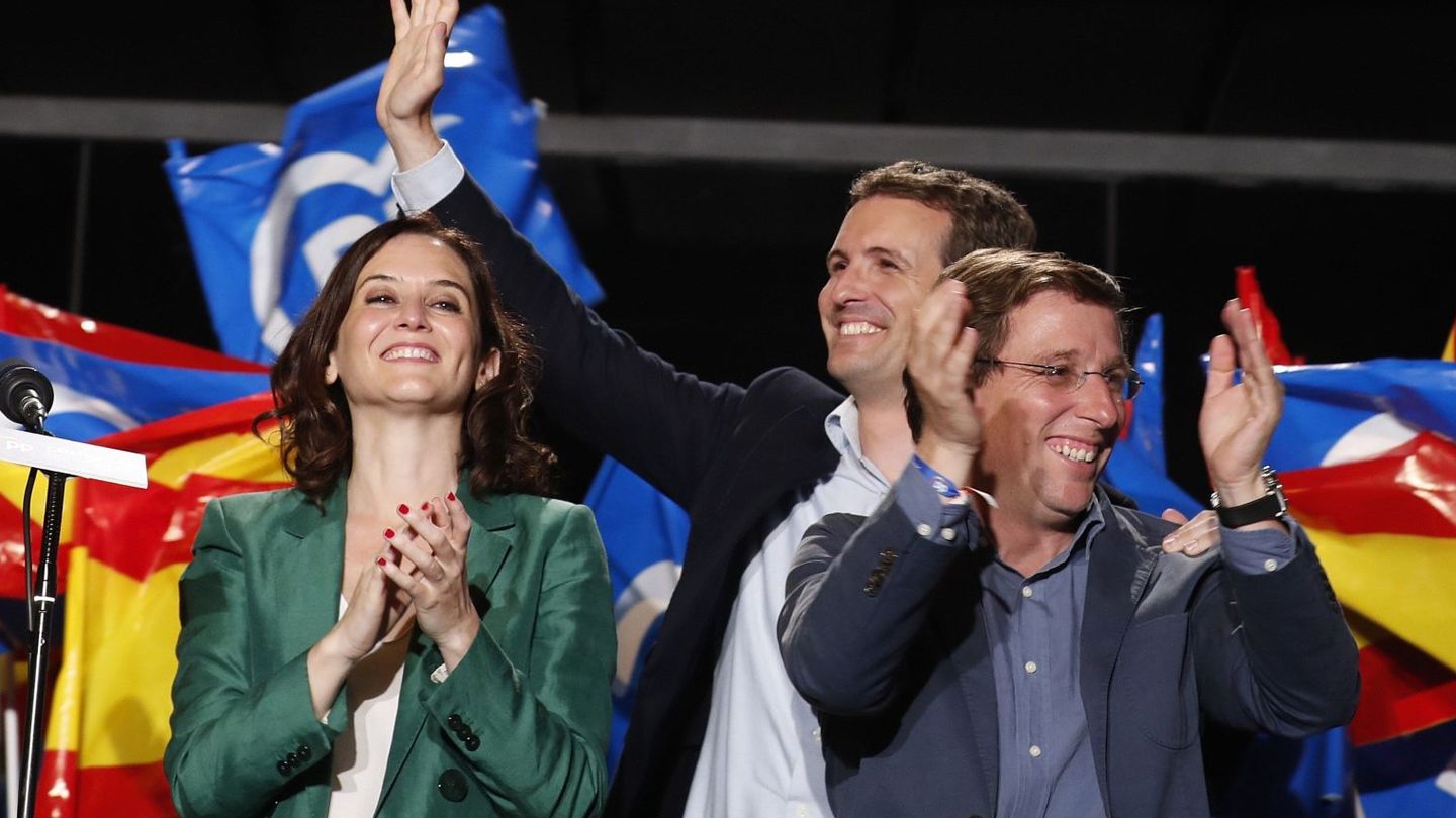 El presidente del Partido Popular Pablo Casado (c) y los candidatos del PP a la Comunidad de Madrid, Isabel Díaz Ayuso, y al Ayuntamiento, José Luis Martínez-Almeida. (EFE)