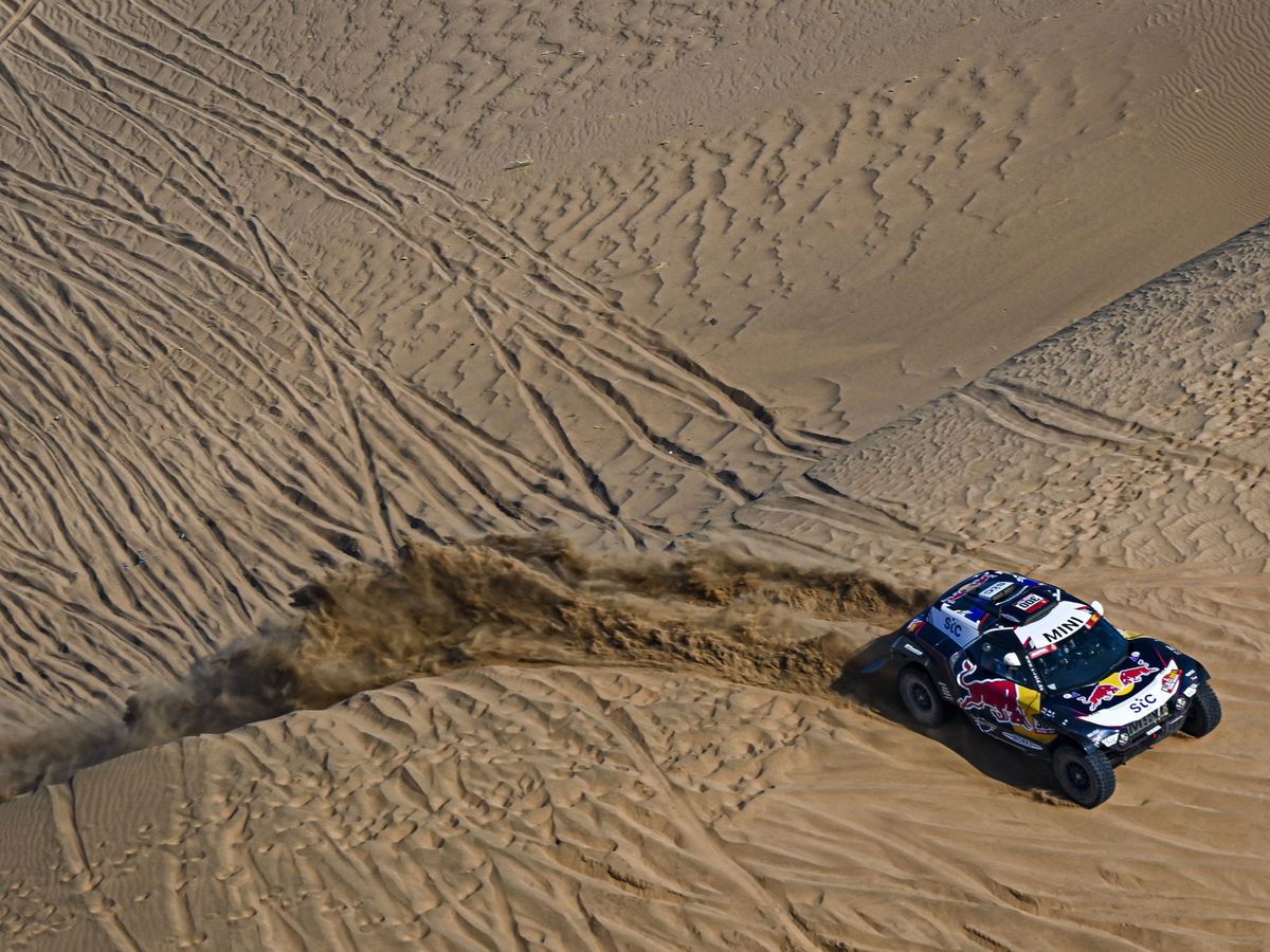 Foto: Carlos Sainz sortea las dunas. (EFE)