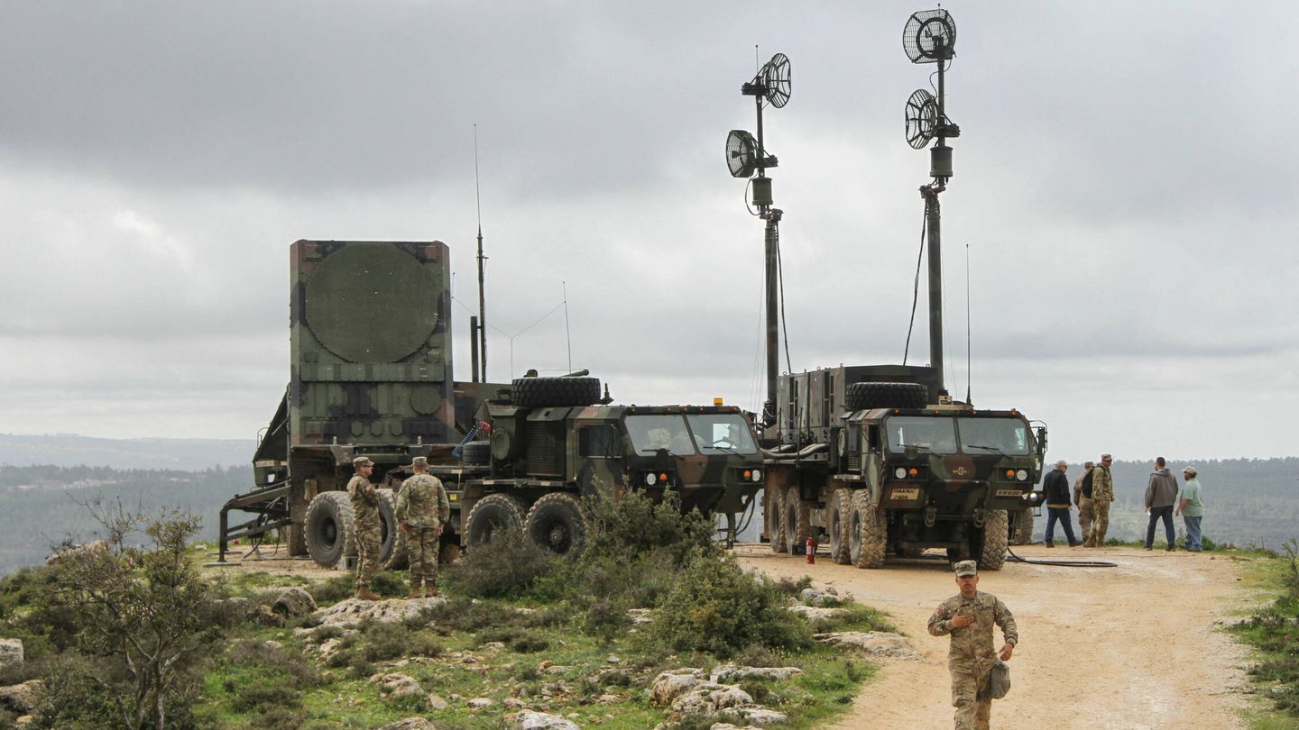 Radar ANMPQ-65 junto al vehículo de comunicaciones. (US Army)