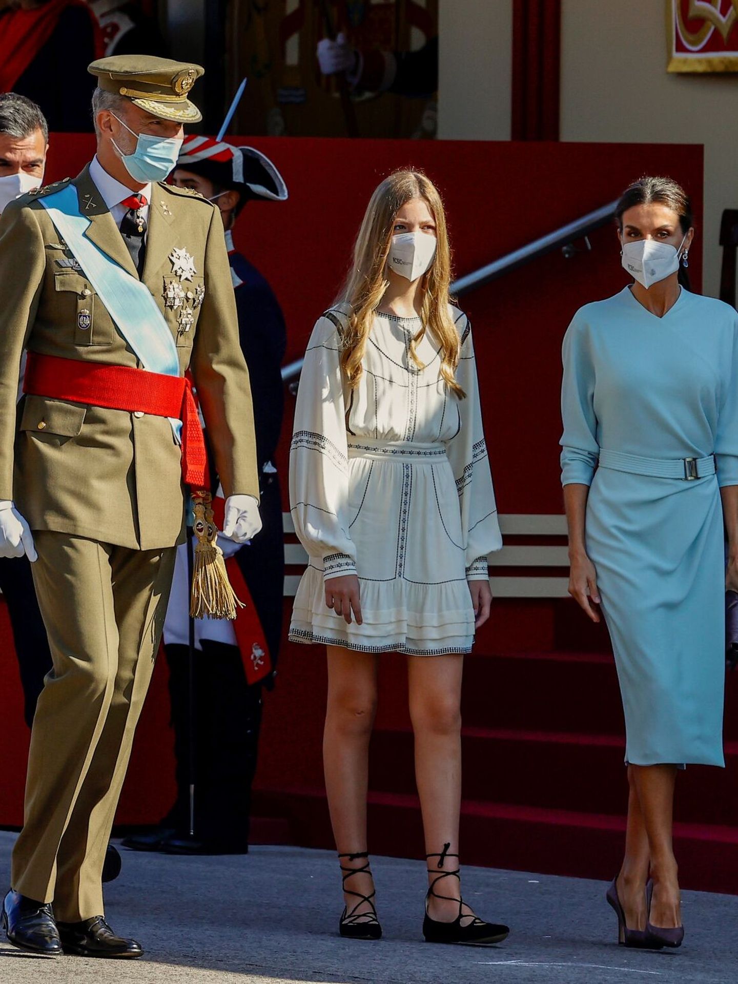 El rey Felipe VI, la reina Letizia y la infanta Sofía, en el desfile militar del 12 de Octubre por el Día de la Fiesta Nacional. (EFE/Chema Moya)