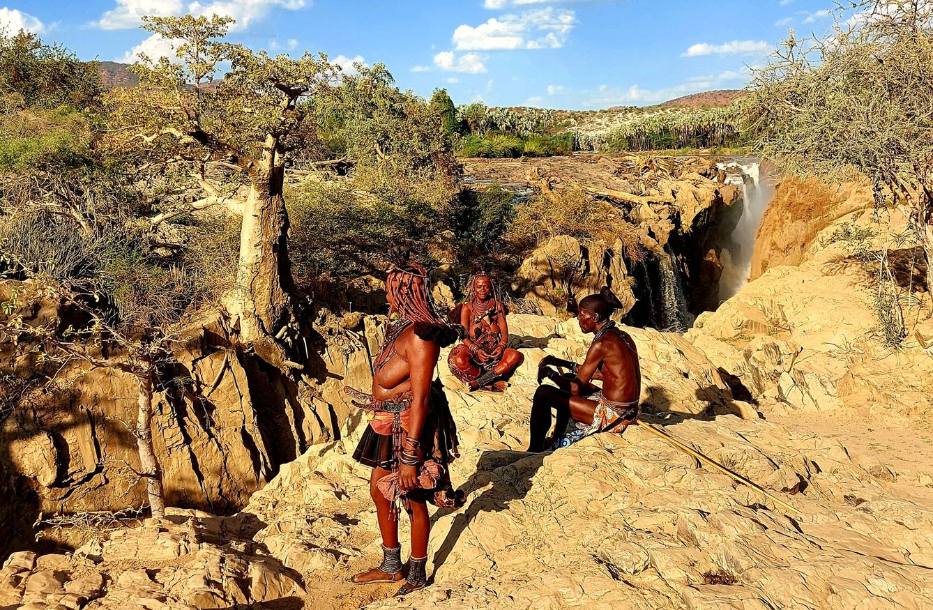 Himbas en las cataratas de Epupa. (J. Brandoli)