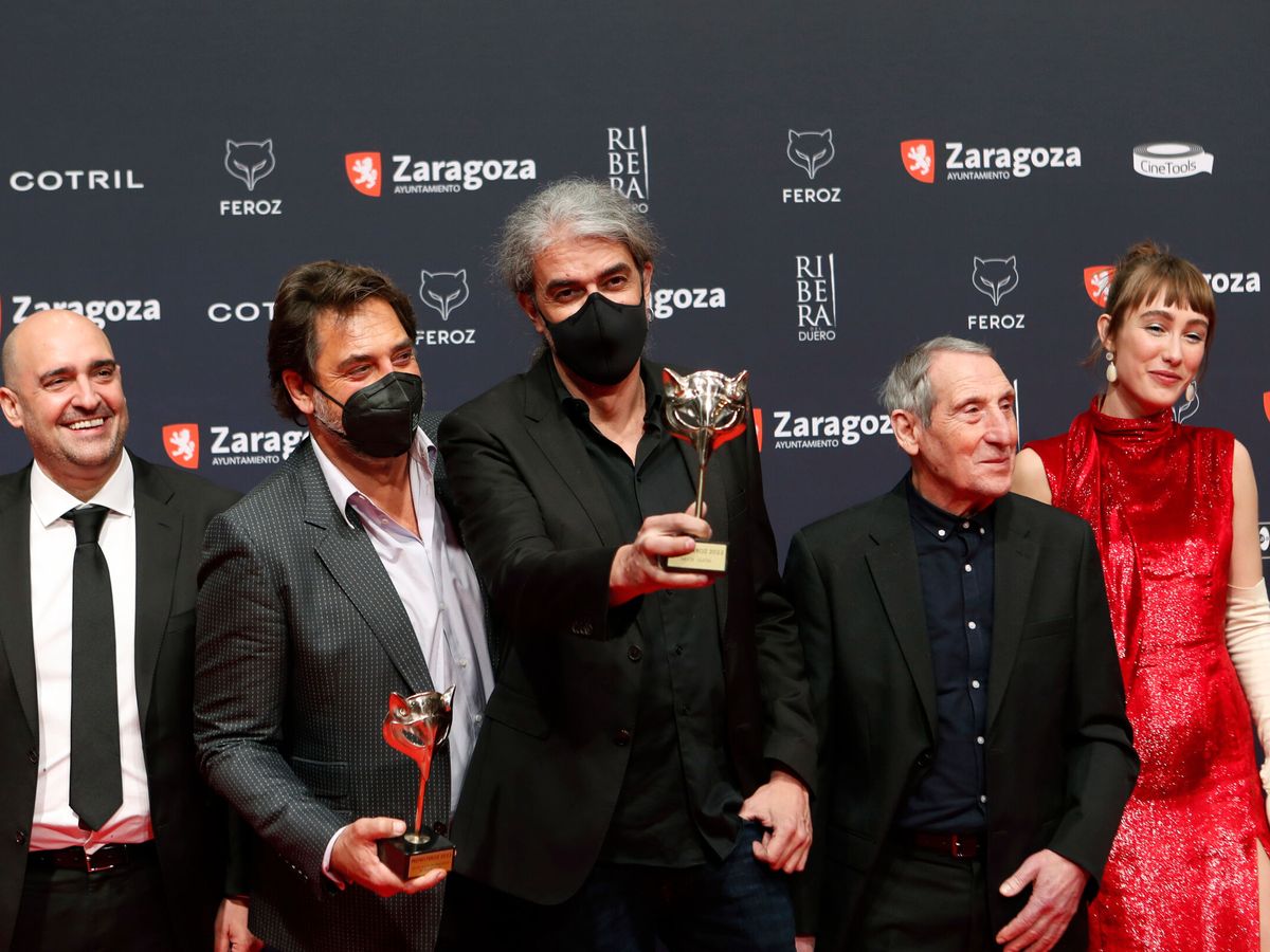 Foto: El equipo de 'El buen patrón' en la gala de los Premios Feroz. (EFE/Javier Belver)