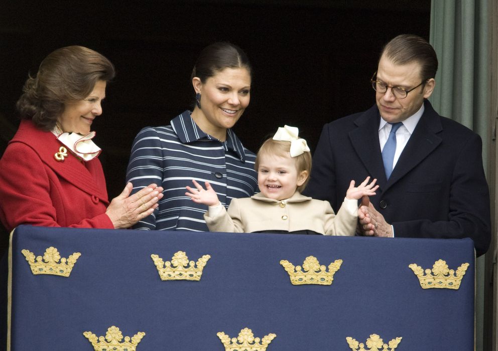 Foto: La princesa Estelle junto a sus padres y su abuela, la reina Silvia, el pasado 30 de abril. (Gtres)