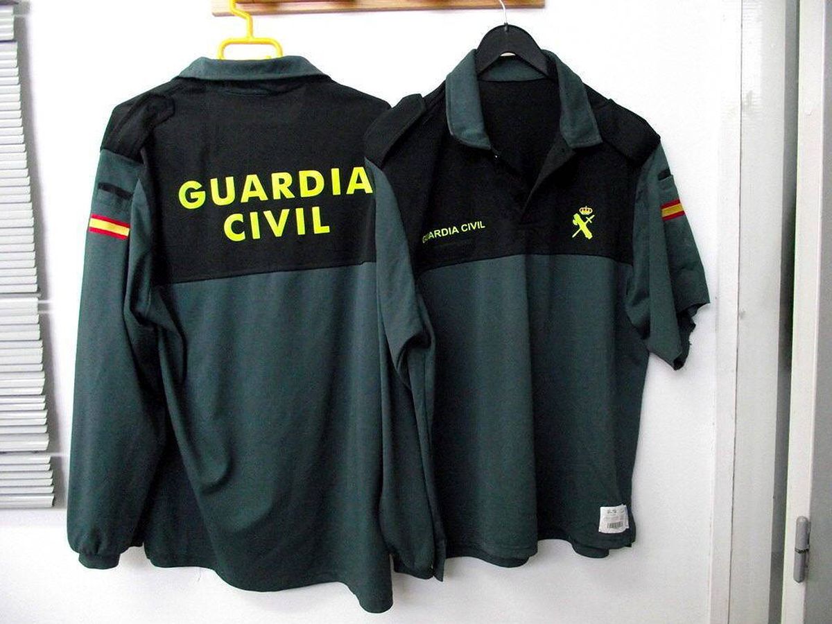 Foto: Foto de archivo de uniformes de la Guardia Civil falsificados. (EFE)