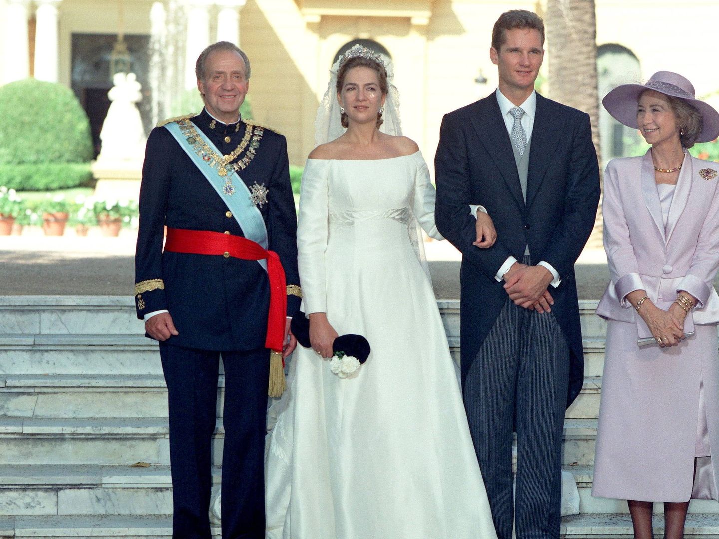 De izquierda a derecha, el rey Juan Carlos, la infanta Cristina, Iñaki Urdangarin y la reina Sofía, en la boda. (EFE)