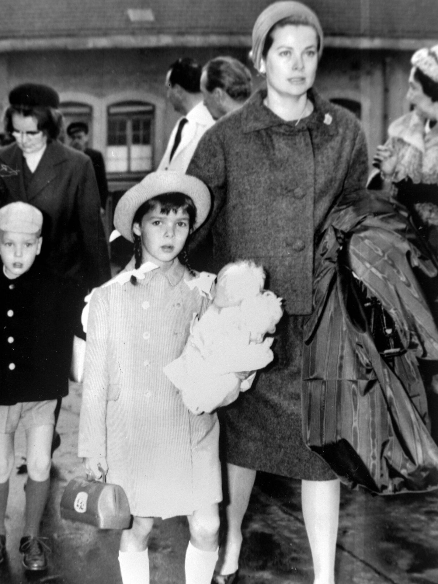 La princesa Carolina y su madre, Grace Kelly, en 1963. (Cordon Press)