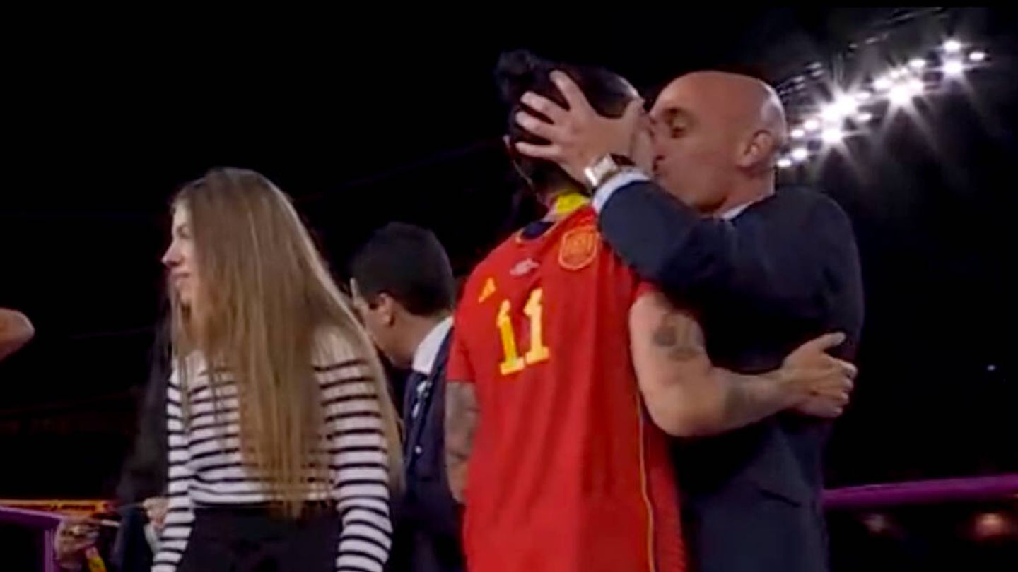 El momento en el que Luis Rubiales besa a Jenni Hermoso. (RTVE)
