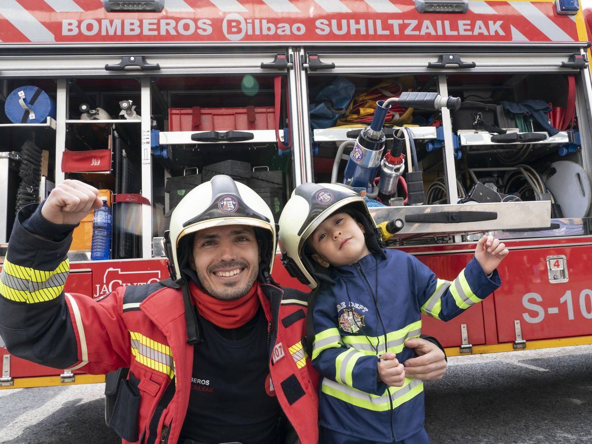 Foto: Vista de un bombero de Bilbao con un niño. (Ayuntamiento de Bilbao)