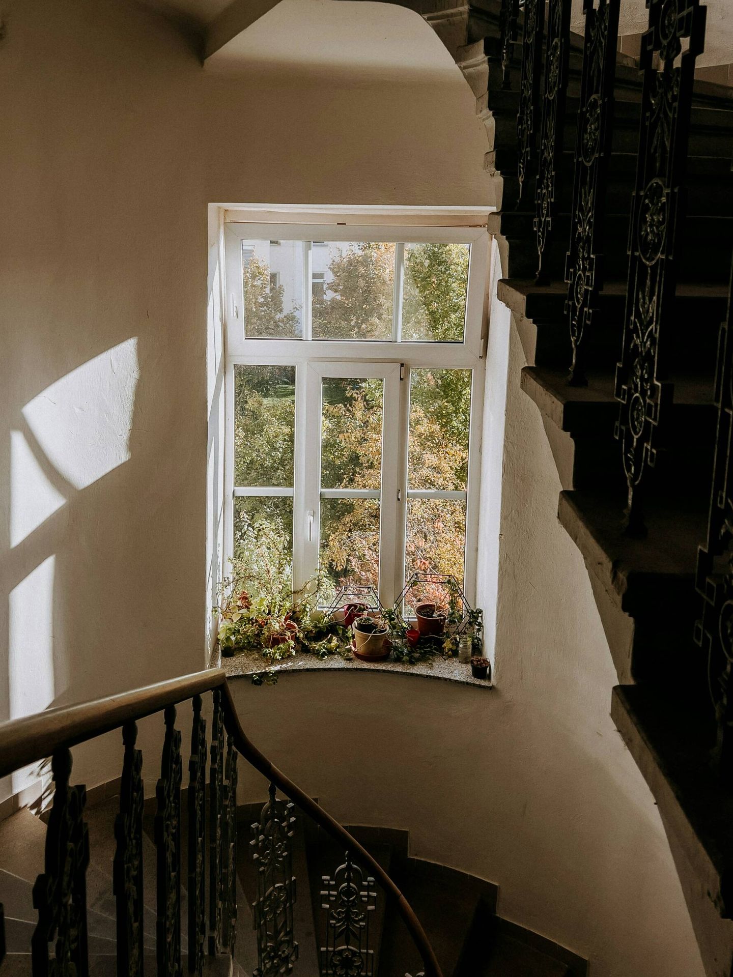 Pulverizar fragancias florales en las cortinas crea la sensación de un ventanal que da a un jardín o está repleto de flores. (Unsplash/David Dvoracek)