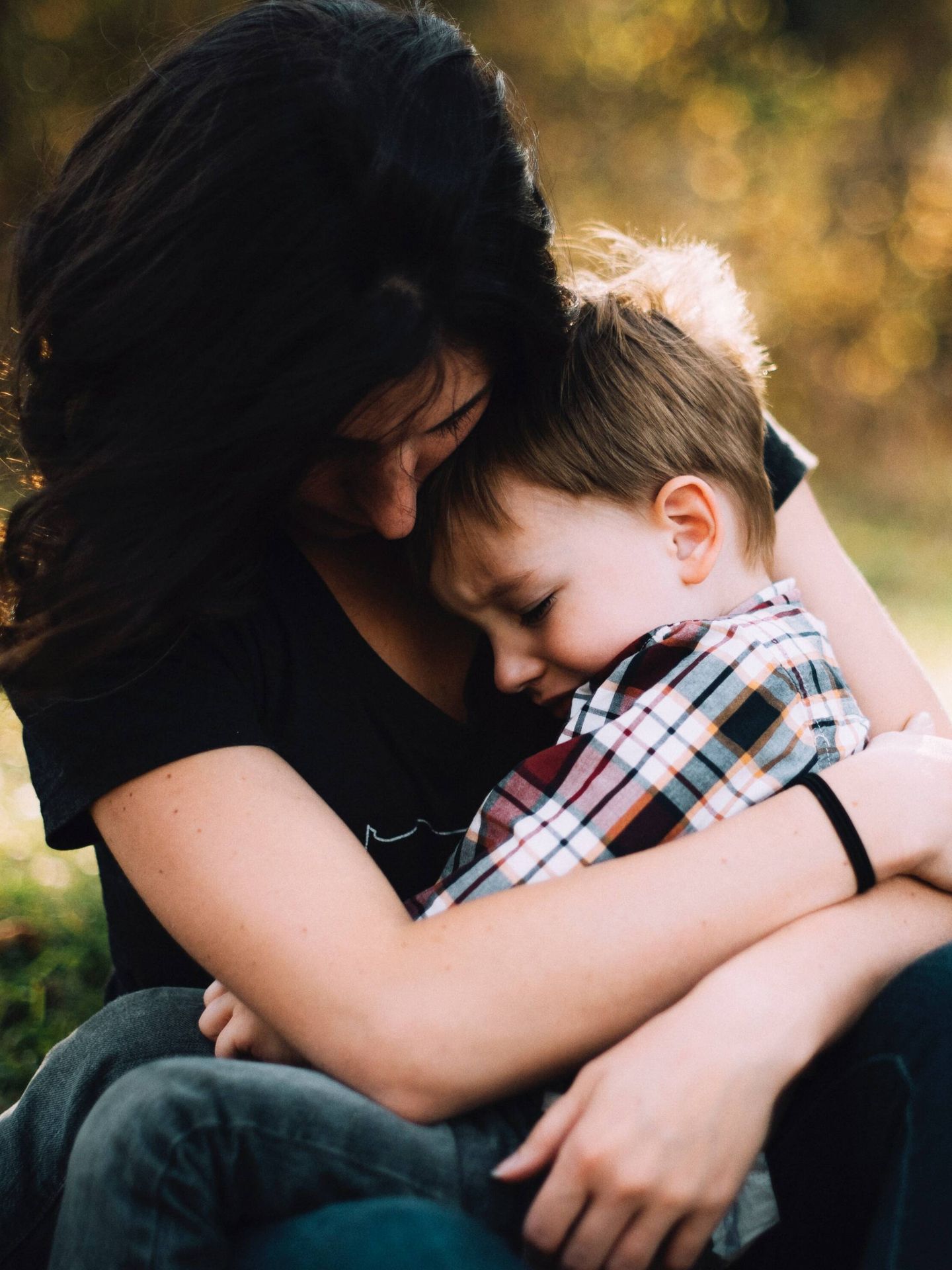 Una madre consuela a su hijo entre sus brazos. (Unsplash/Jordan Whitt)