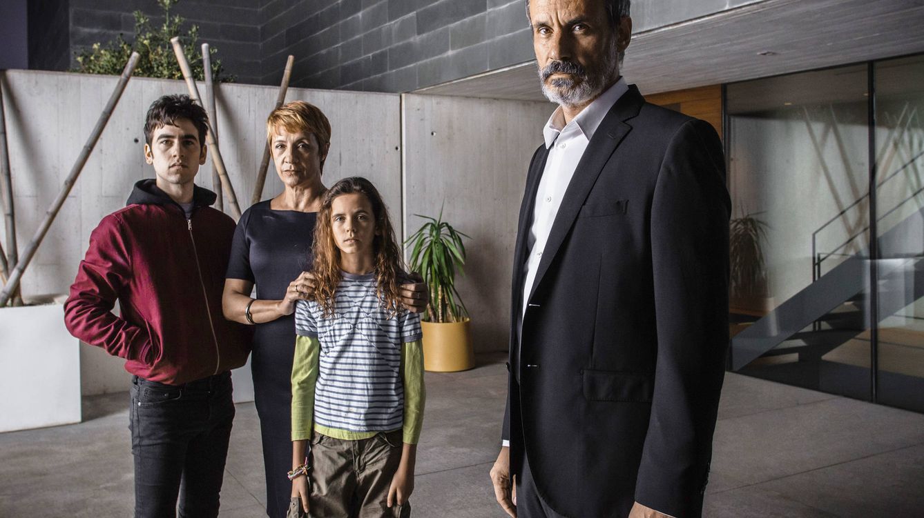 Foto: Foto promocional con la familia Elias en 'Sé quién eres' (Mediaset España)