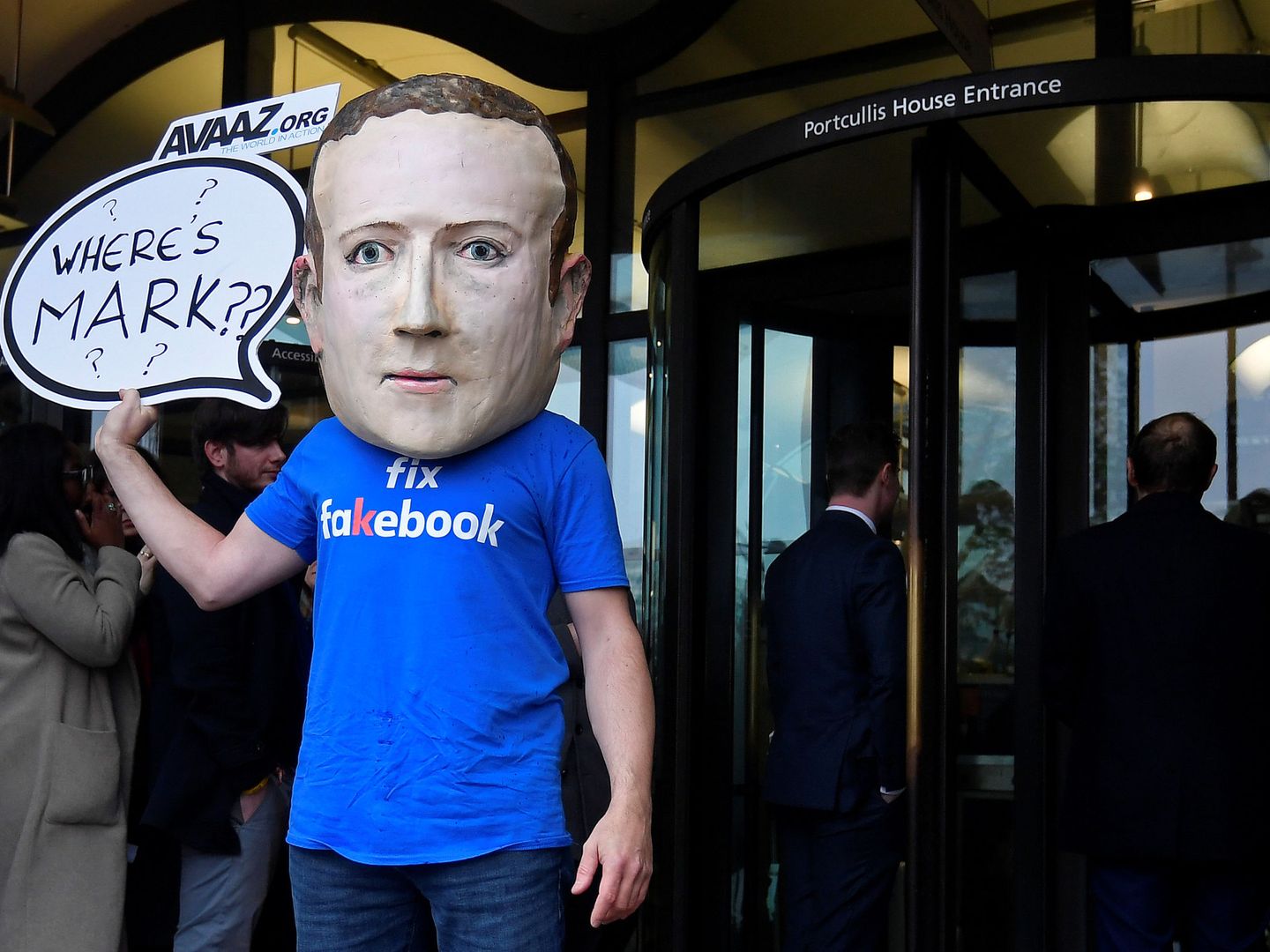 Protesta contra Mark Zuckerberg y Facebook tras el estallido de la polémica de Cambridge Analytica. (Foto: Reuters)