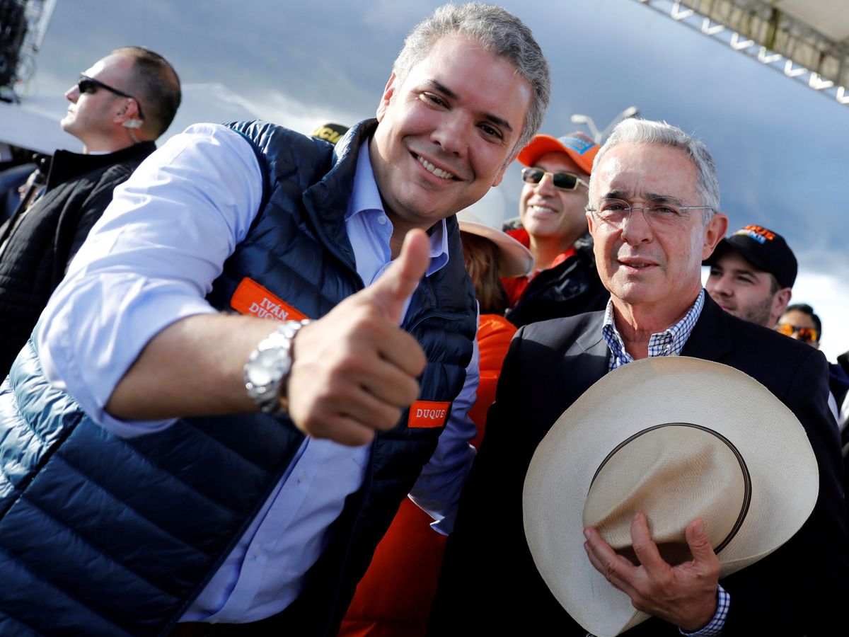Foto: Álvaro Uribe (derecha) e Iván Duque durante el cierre de campaña en 2018. (Reuters)