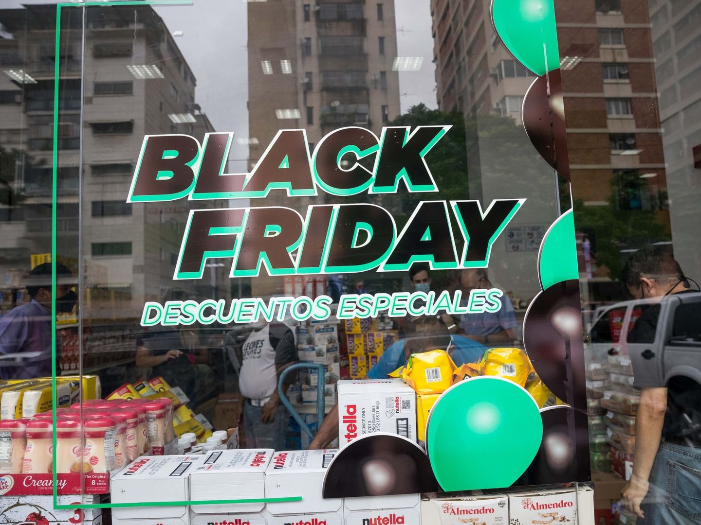 Fotografía de un aviso de ofertas por Black Friday en una tienda, en Caracas (Venezuela), durante el pasado año. (EFE/Miguel Gutiérrez)