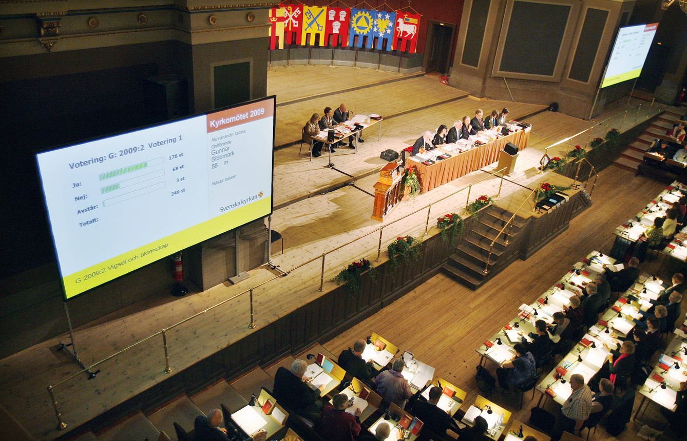 Los delegados de la Iglesia Luterana de Suecia votan acerca de permitir las bodas religiosas de homosexuales, en Uppsala, el 22 de octubre de 2009. (Reuters)