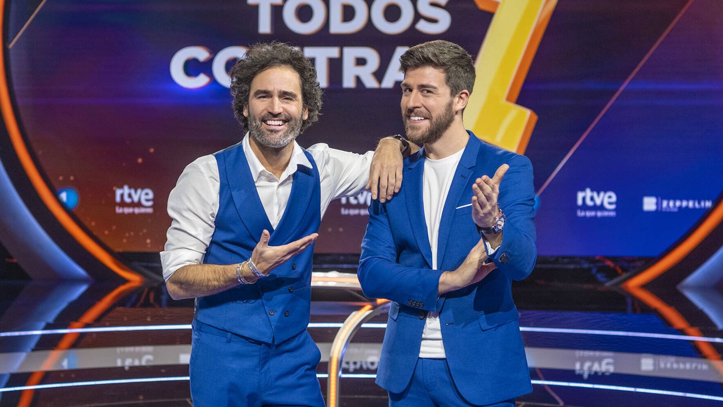 Raúl Gómez y Rodrigo Vázquez, presentadores de 'Todos contra 1'. (TVE)