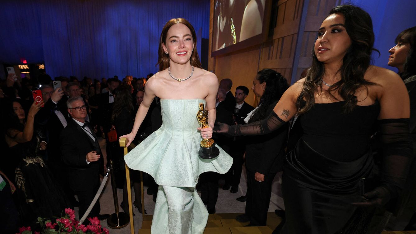 Foto: Emma Stone tras ganar el Oscar a Mejor Actriz por 'Pobres Criaturas'. (Reuters/Mario Anzuoni)