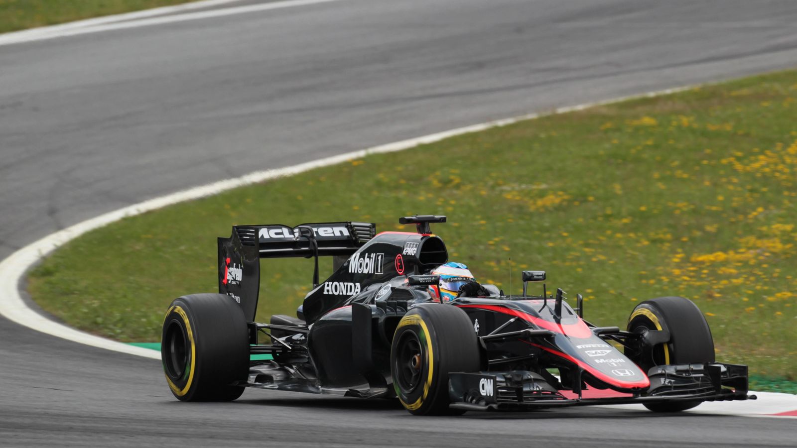 Foto: El McLaren de Fernando Alonso, durante los libres en Austria (Imago).