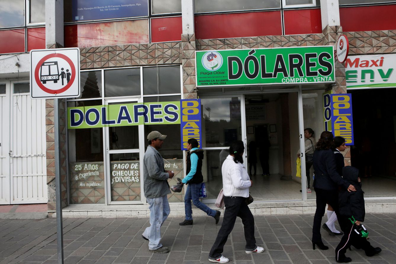 Fachada de una oficina de cambio y locutorio en Ixmiquilpán , México, en diciembre de 2016. (Reuters)