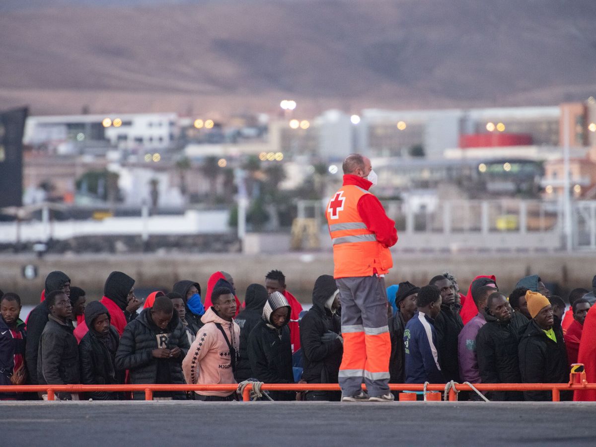 Foto: Personal de la Cruz Roja atiende a decenas de inmigrantes llegados a Canarias. (EFE/Carlos De Saá)