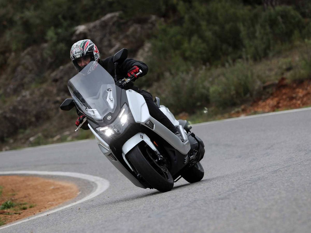 Foto: En nuestra prueba, el Maxsym 400 se movió con una agilidad propia de una moto deportiva. 