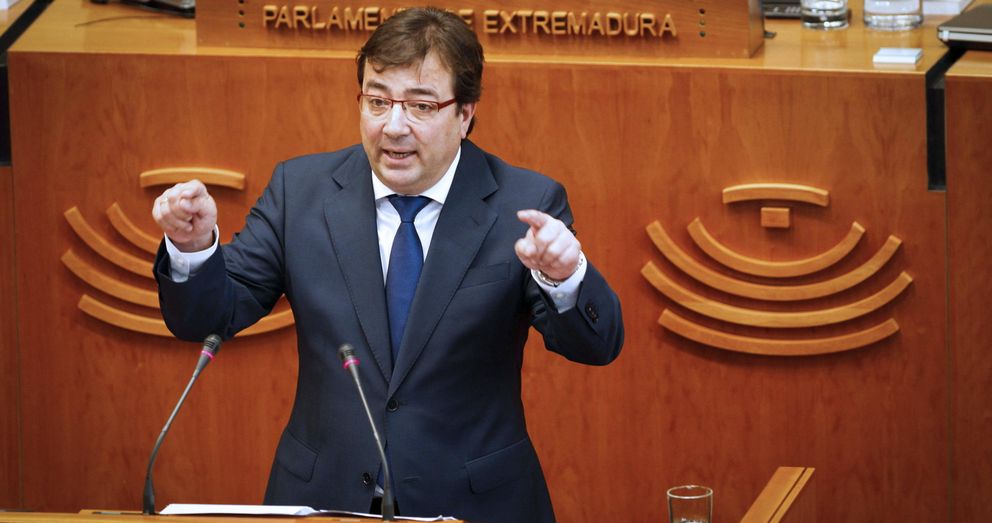 El líder socialista extremeño, Fernández Vara, durante su intervención en el debate de moción de censura