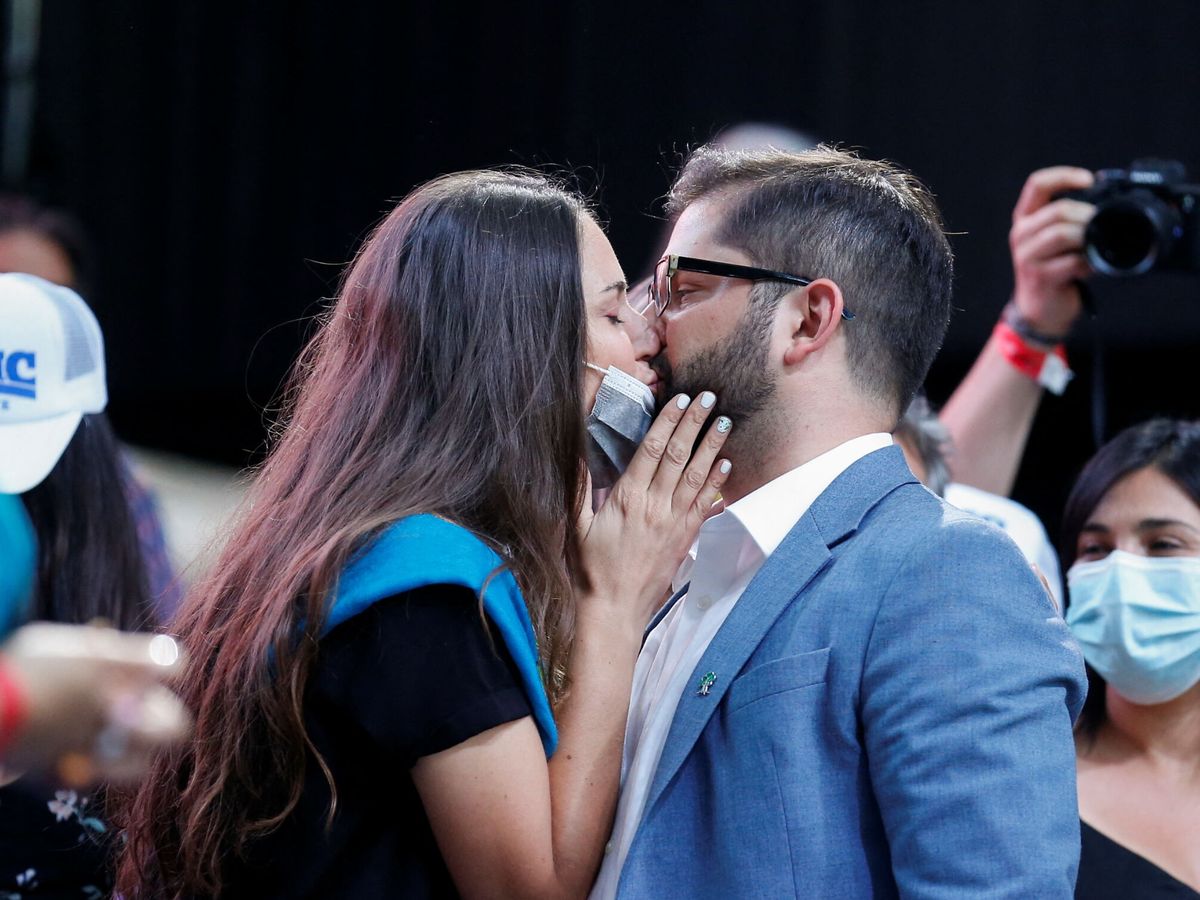 Foto: Gabriel Boric e Irina Karamanos se besan en el final de campaña. (Reuters/Rodrigo Garrido)
