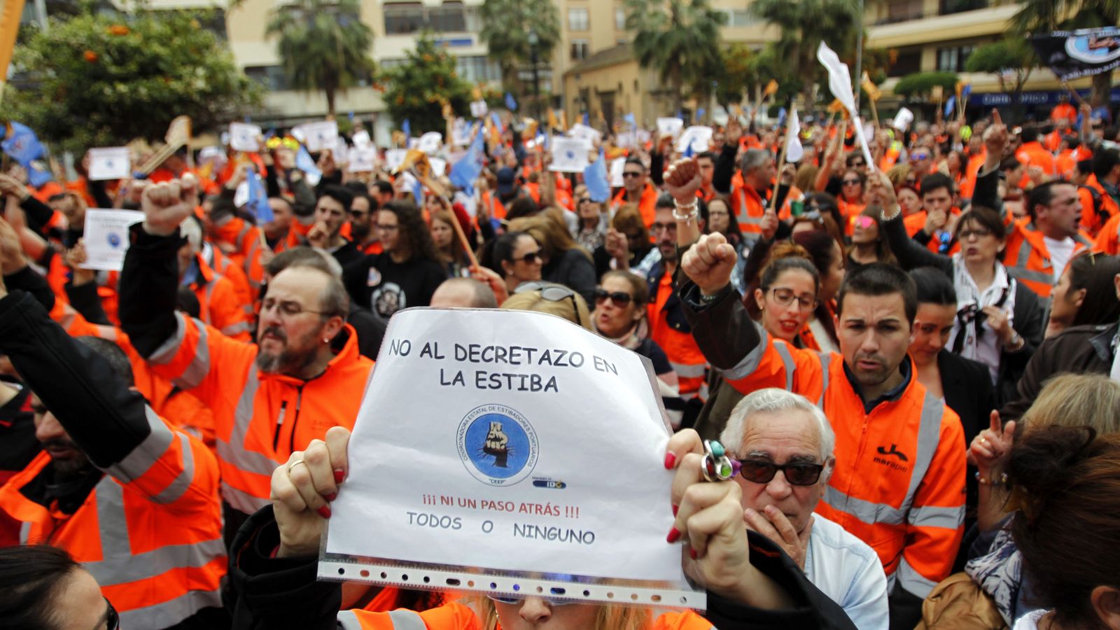 Foto: Más de 3.000 personas se concentran en Algeciras en apoyo de los estibadores. (EFE)