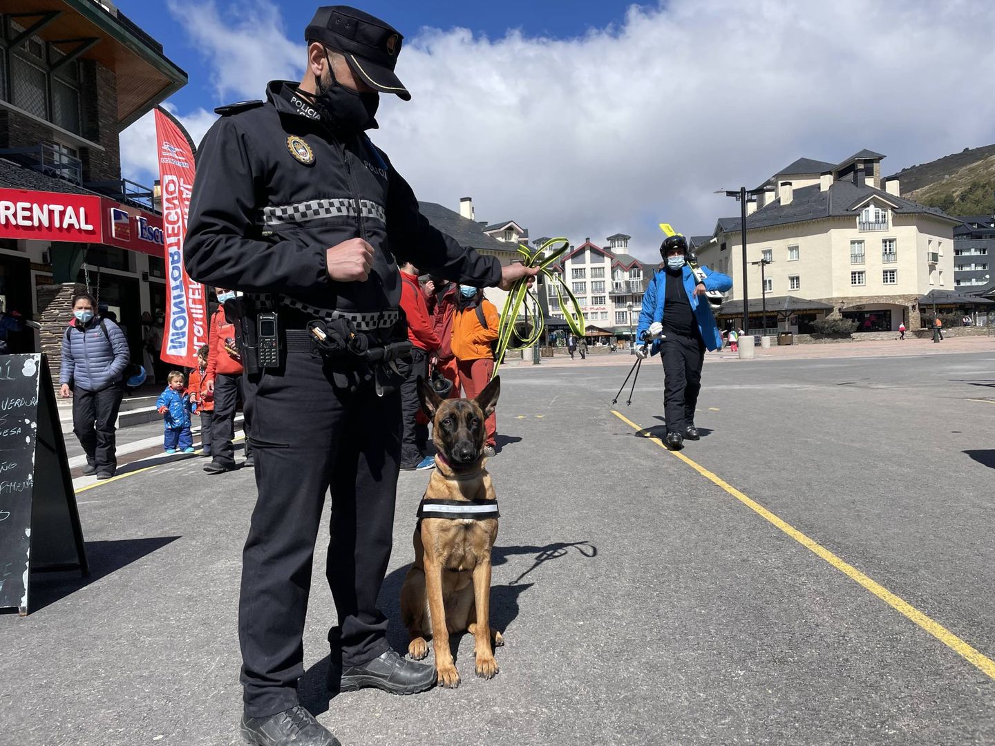 Agente de la Policía Local de Monachil con su perro. (J. L. Losa)