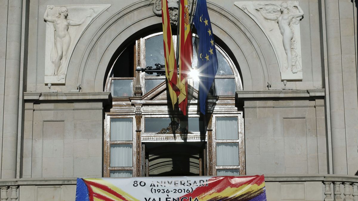 Valencia se convierte en capital de la República y 'Kichi' cuelga la bandera en Cádiz