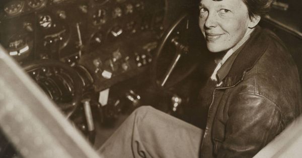 Foto: La aviadora, en la cabina de su avión en 1936. (Cordon Press)