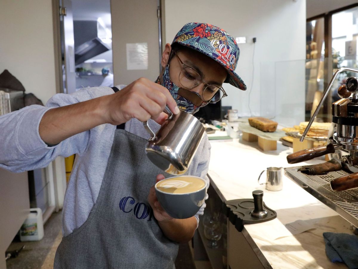 Foto: Un trabajador de una cafetería prepara un café. (EFE/Carlos Ortega)