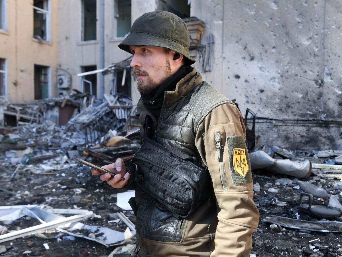Foto: Un miembro del batallón Azov, en Járkov, en marzo. (EFE/Andrzej Lange)
