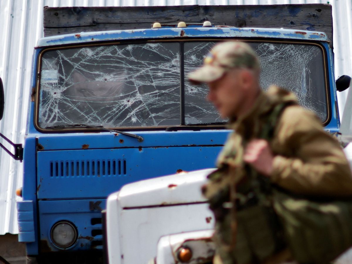 Foto: Un soldado ucraniano, junto a un camión disparado. (Reuters/Ueslei Marcelino)