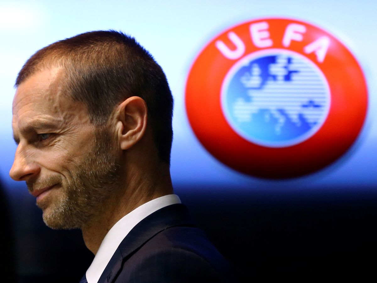 Foto: El presidente de la UEFA, Aleksander Ceferin, con el logo de la UEFA de fondo. (Reuters)