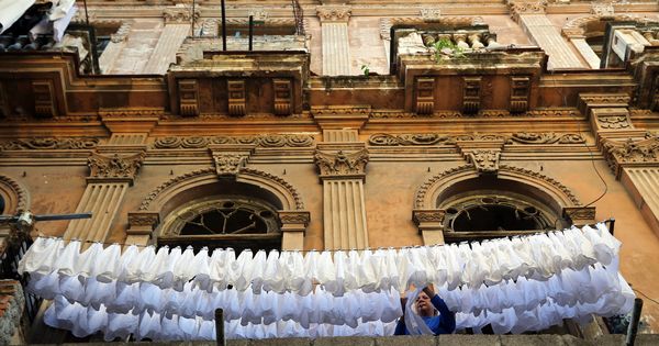 Foto: Imagen de una mujer tendiendo una colada de servilletas en La Habana. (EFE)