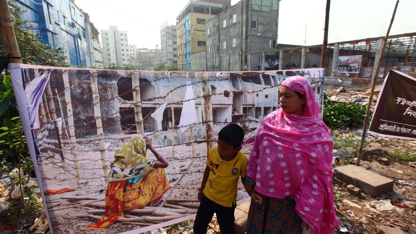 Familiares de alguna de las víctimas visitan el lugar donde se erigía el complejo textil Rana Plaza, en Dacca, Bangladesh. (EFE)