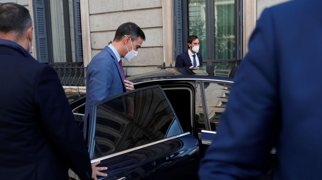 Foto: Pedro Sánchez sube a su coche oficial a las puertas del Congreso. (EFE/Mariscal)