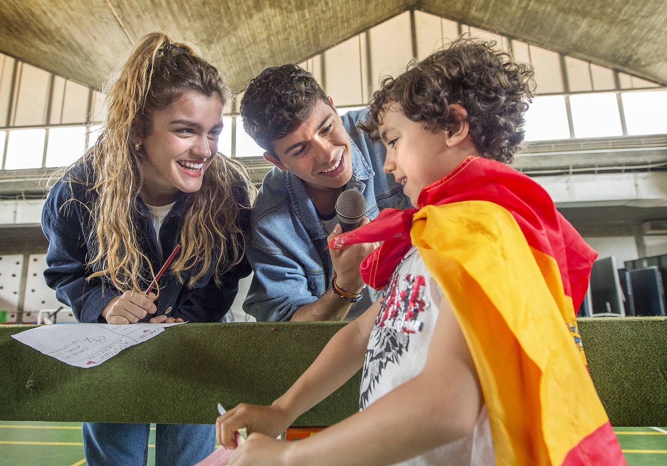 Amaia y Alfred saludan a Rodrigo, un niño del colegio Giner de los Ríos de Lisboa. (RTVE)