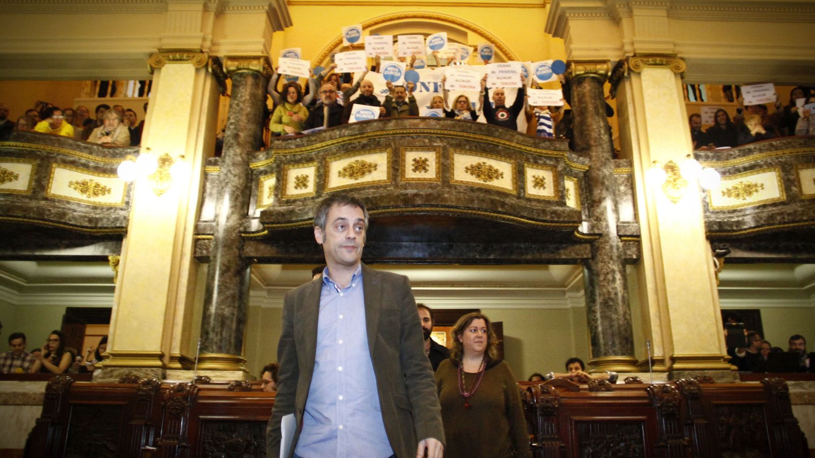 Foto: El alcalde de A Coruña, Xulio Ferreiro (Marea Atlántica), a su llegada al pleno extraordinario celebrado este sábado. (EFE)