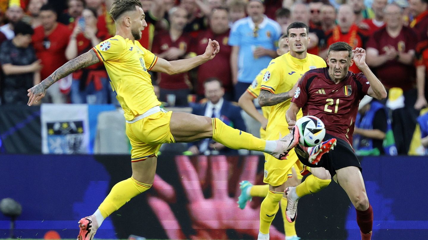 Cologne (Germany), 22 06 2024.- Denis Dragus of Romania (L) and Timothy Castagne of Belgium in action during the UEFA EURO 2024 Group E soccer match between Belgium and Romania, in Cologne, Germany, 22 June 2024. (Bélgica, Alemania, Rumanía, Colonia) EFE EPA RONALD WITTEK 